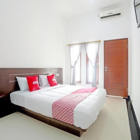 Oyo 90859 Cahaya Guest House Pesanggaran Екстериор снимка