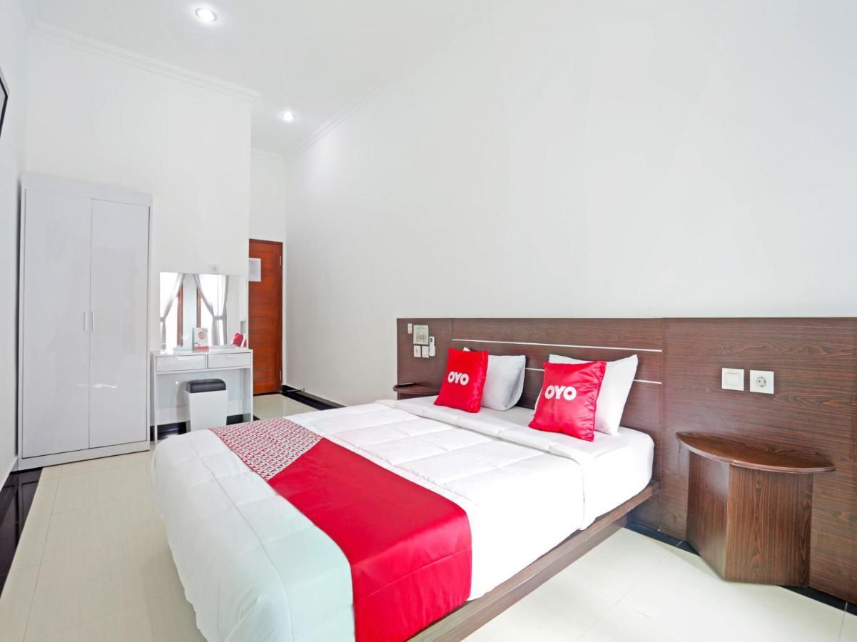 Oyo 90859 Cahaya Guest House Pesanggaran Екстериор снимка