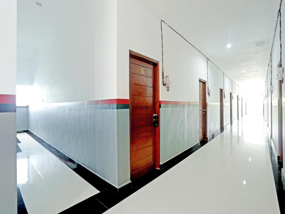 Oyo 90859 Cahaya Guest House Pesanggaran Екстериор снимка